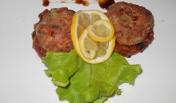 Пищни кюфтенца върху доматено канапе