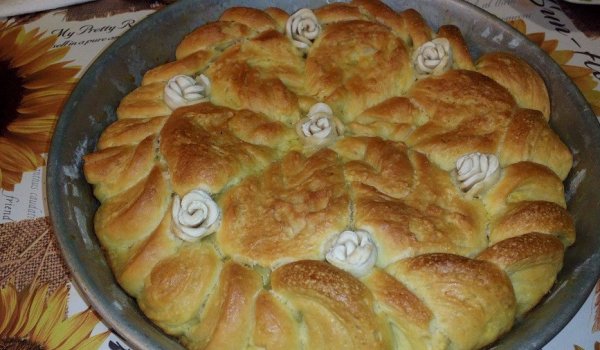 Пита с украса от розички