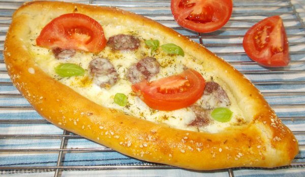 Питка лодка с топено сирене, моцарела, кашкавал и луканка