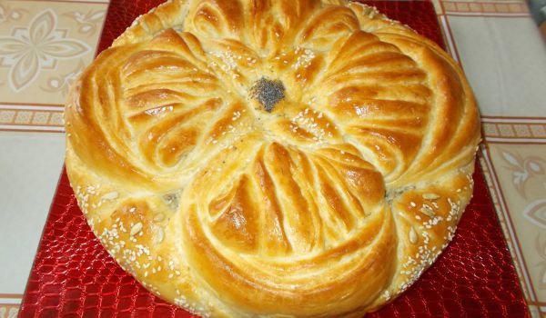 Питка пирог със сирене и кашкавал