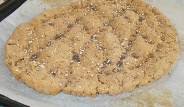 Питка с брашно от елда и семена