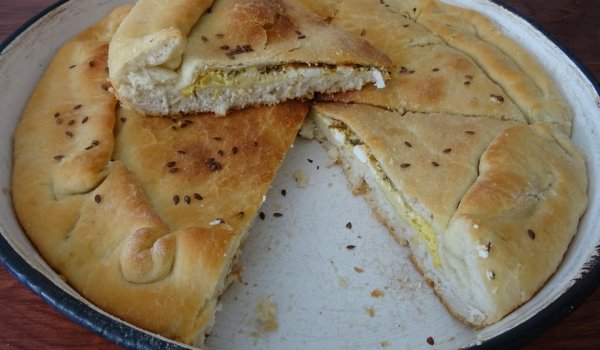 Питка с яйца, сирене и подправки