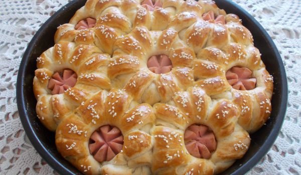 Питка с кашкавал и кренвирши