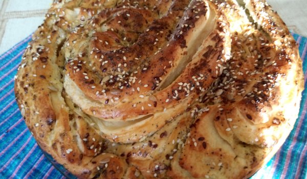 Питка с крема сирене и песто