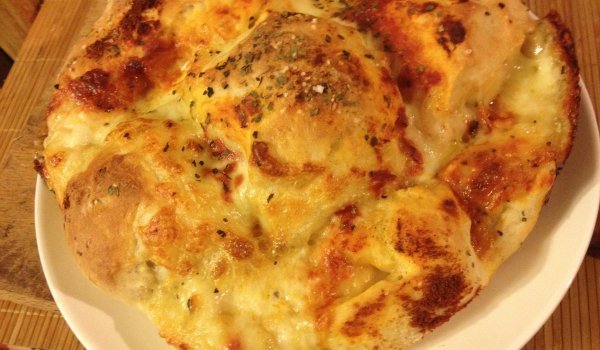 Питка с моцарела и босилек