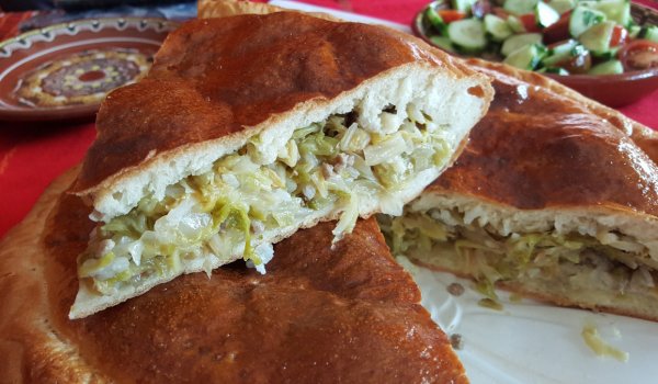 Питка с плънка от кисело зеле и кайма