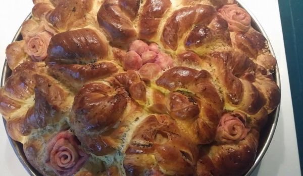 Питка с розова декорация