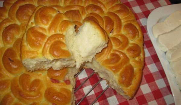 Питка с топено сирене и мортадела