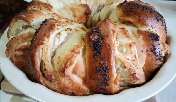 Питка със сирене и шарена сол