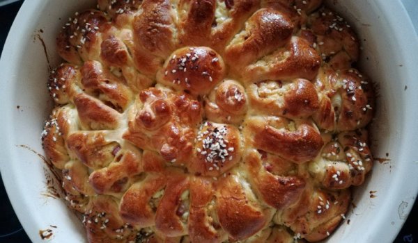 Питка със сирене и шунка за закуска