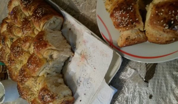 Питка със сирене и сусам