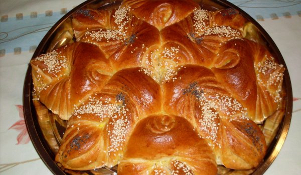 Питка със сирене, сусам и мак