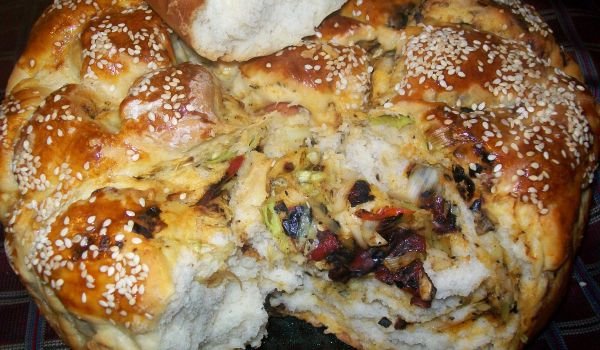 Питка със сухи чушки и праз