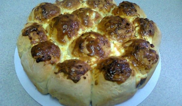 Питка със заливка от яйца и сирене