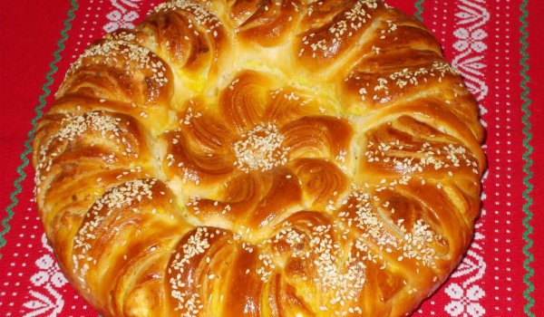 Питка цвете с куркума и сирене