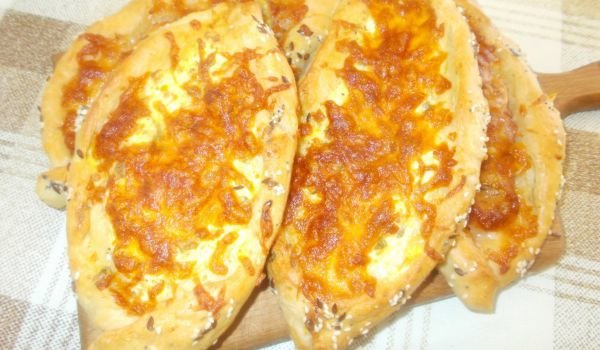 Питки лодки с кайма, яйца и сирене