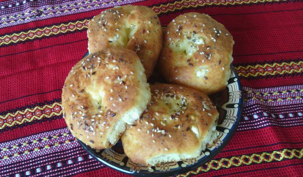 Питки с ръсеница, шарена сол и сирене