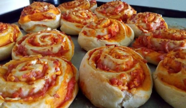 Пица, навита на руло