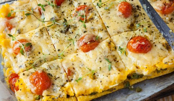 Пица от качамак с риба тон