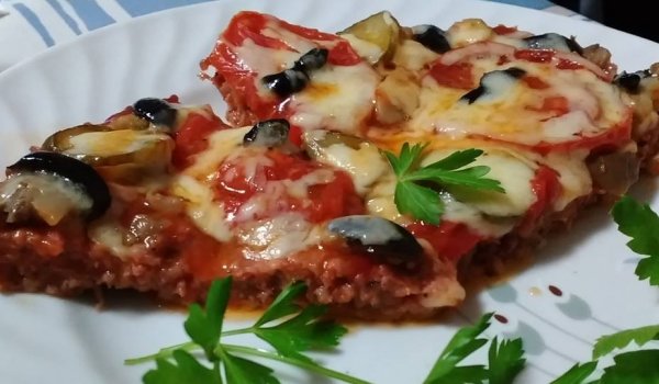 Пица от кайма с маслини, кисели краставички и гъби