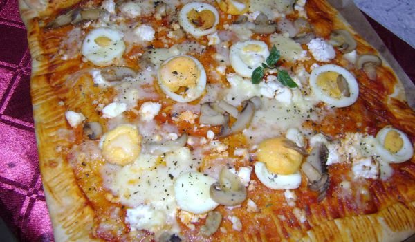 Пица с домашна лютеница, сирене и яйца