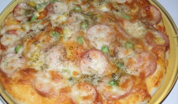 Пица с грах, кренвирш и царевица