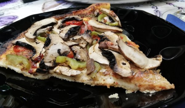 Пица с гъби и домати