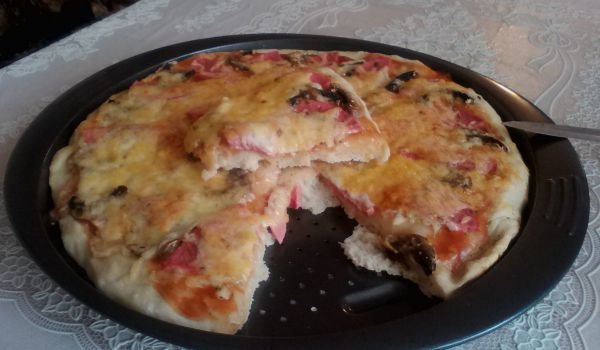 Пица с колбас, гъби и кашкавал