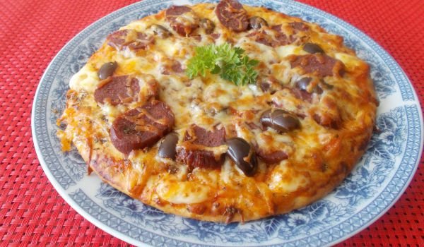 Пица с луканка и маслини