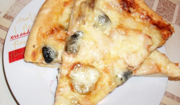 Пица с маслини, шунка и кашкавал
