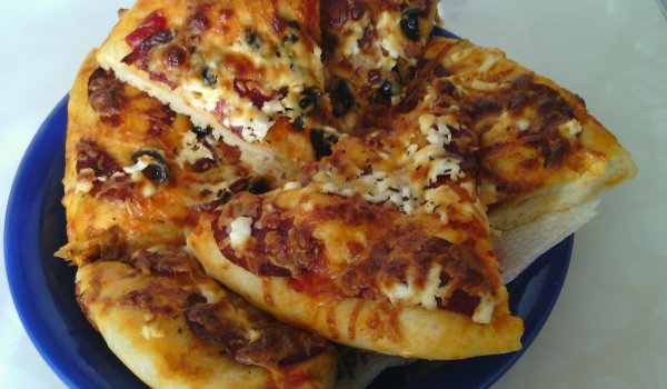 Пица с маслини, сирена и луканков салам