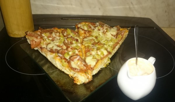 Пица с наденица, пушено филе и вкусен сос