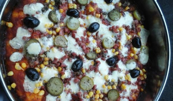 Пица с царевица, краставички и маслини
