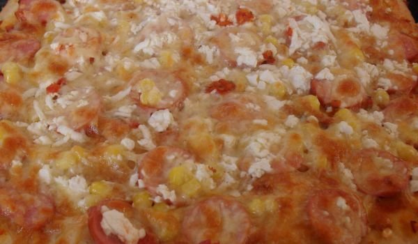 Пица със сирене, царевица и кренвирш