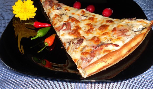 Пица със сметана, пилешко филе и печурки