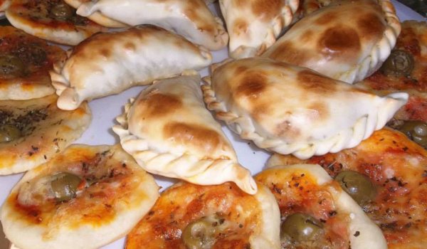 Плато от мини пици и мини пици калцоне