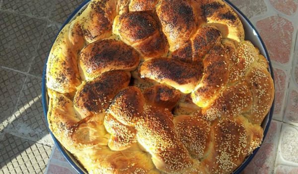 Плетена питка със сусам