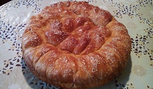 Плетена погача със сусам