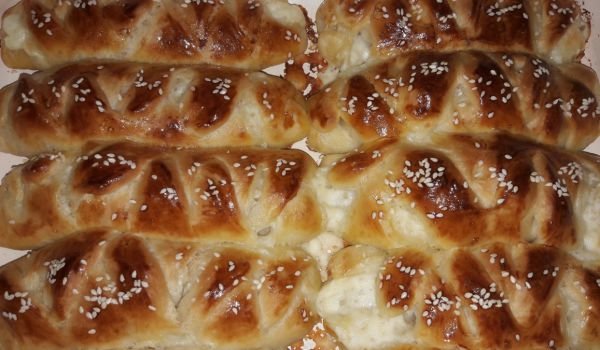 Плетени пухкавелки със сирене