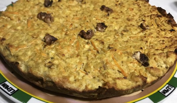 Плодов сладкиш с моркови и орехи