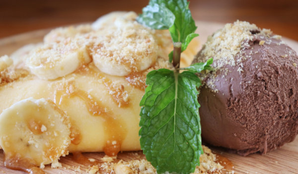 Плодова палачинка със сладолед