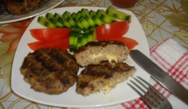 Плоски кюфтета с кашкавал