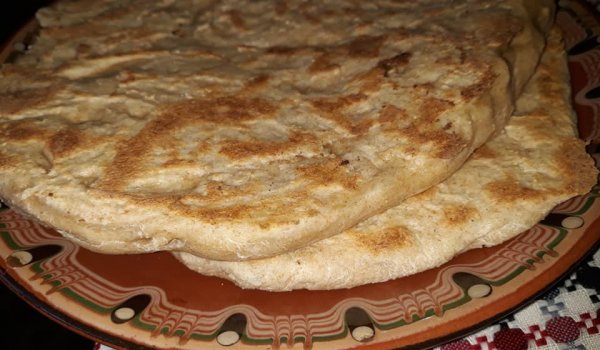 Плоски пълнозърнести питки на каменна плоча