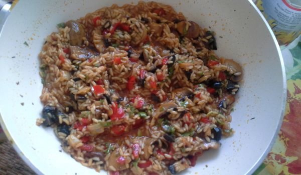 Плънка с ориз, маслини и гъби