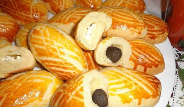 Поачи с маслинка, сирене и кашкавал