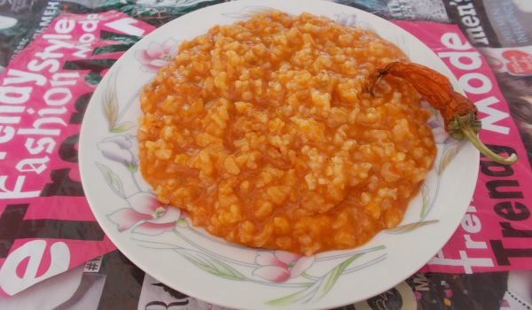 Подлютен ориз с домати