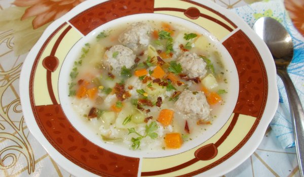 Подлютена супа с ориз и кюфтенца