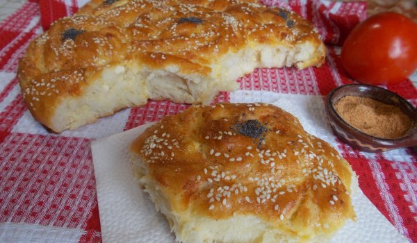 Погача със сирене и кашкавал