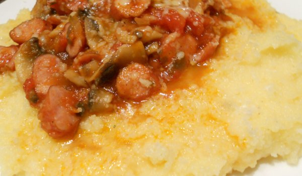 Полента с италианска наденица и гъби