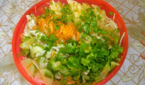 Полезна салата с ябълка